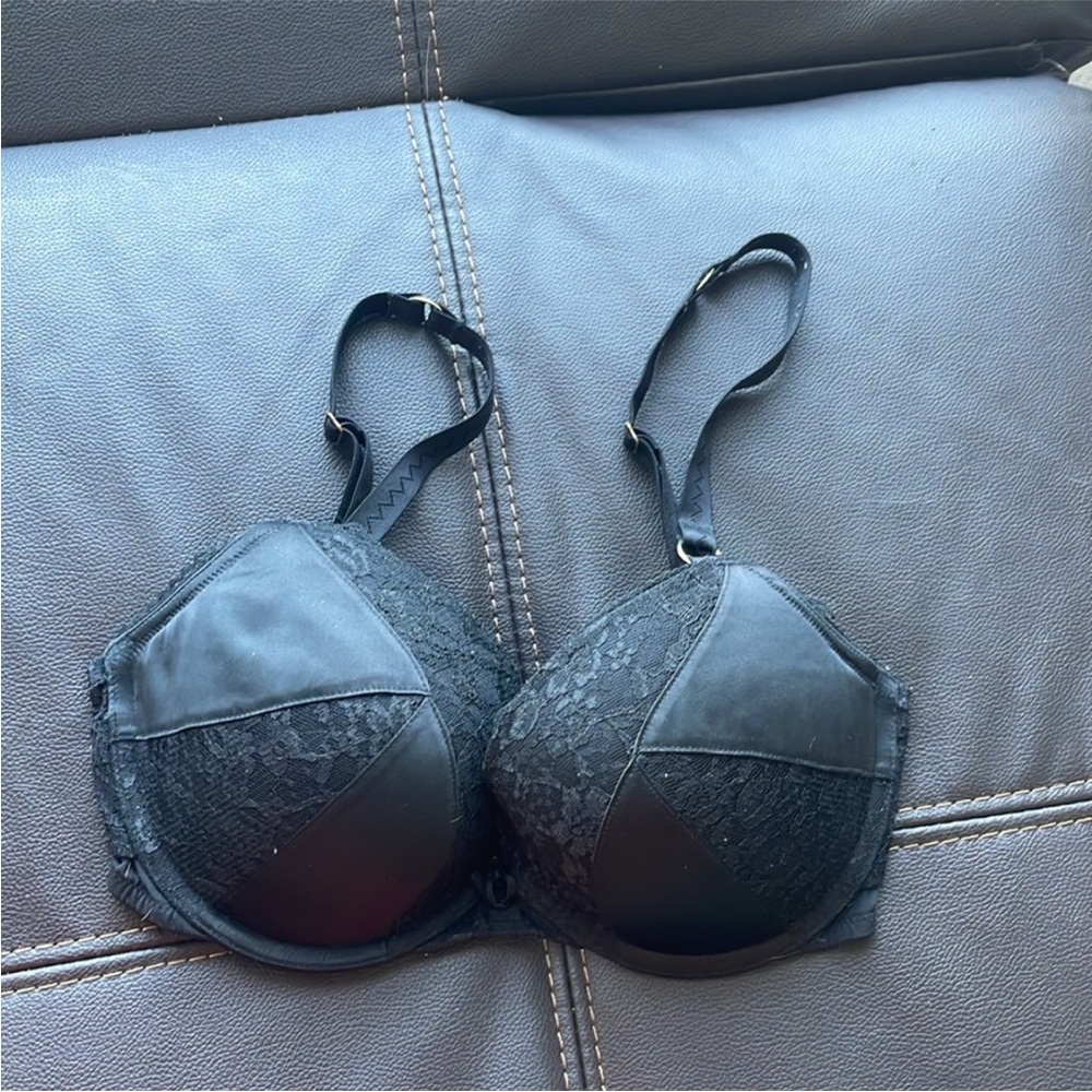 Bra 32D
Victoria Secret
